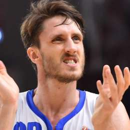 Sassari più forte delle triple di Venezia, resiste alla rimonta e fa 2-2