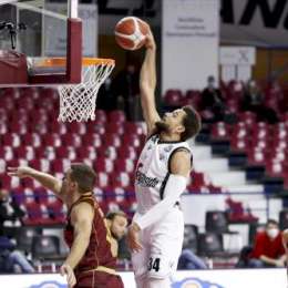 Bologna batte Venezia, Pesaro torna a vincere in casa, Sassari a valanga