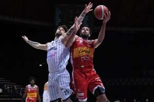 Torna a vincere la Carpegna Prosciutto Pesaro, non basta la rimonta della Fortitudo Lavoropiù Bologna