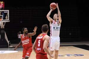 Con 22 triple la UNAHOTELS Reggio Emilia vince la sfida salvezza con l'Openjobmetis Varese