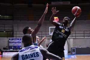 Vittoria fondamentale in chiave salvezza per la Dolomiti Energia Trentino contro l'Acqua S.Bernardo Cantù, per Williams 28 punti e canestro della vittoria