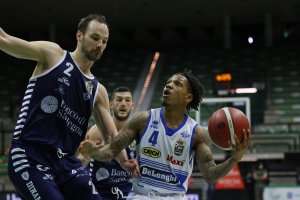 Il 'lunch match' è della De'Longhi Treviso che nel finale batte il Banco di Sardegna Sassari